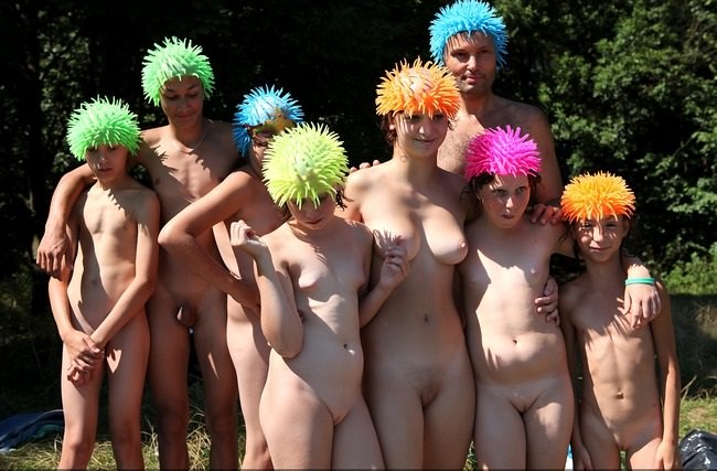 Naturism outdor photo - happy naked picnic [ギャラリーヌーディズム]